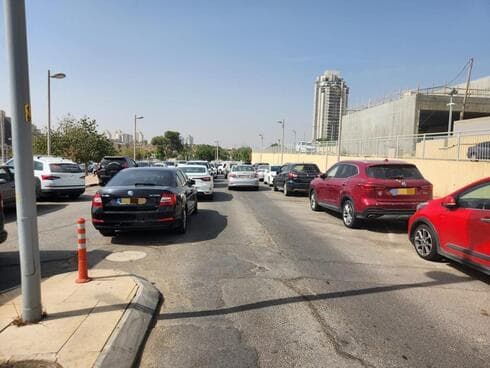 כלי רכב בדרך הגישה לסורוקה