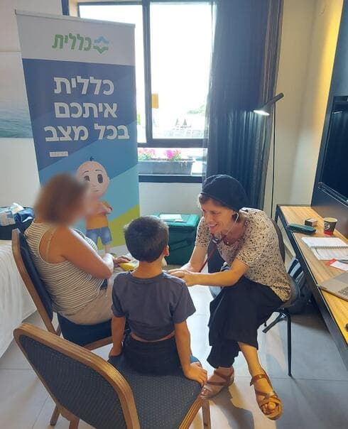 דר דבורה ורבר בעת טיפול