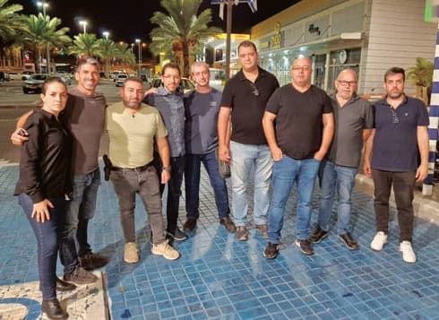 מתנדבים, בעלי נשק ואנשי רפואה. קבוצת "שומרים על הבית" לפני שהתפרקה (צילום: פרטי) מתנדבים, בעלי נשק ואנשי רפואה. קבוצת "שומרים על הבית" לפני שהתפרקה