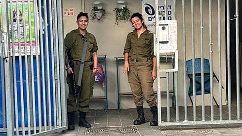 חיילים שומרים על מוסדות החינוך בנתניה