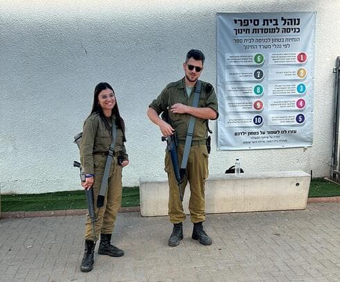 חיילים שומרים על מוסדות החינוך בנתניה