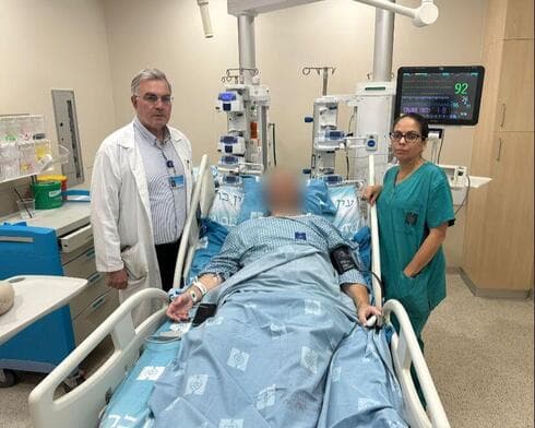 מימין: ד״ר גבי אלבז, פ׳ המתאושש ביחידה לטיפול נמרץ לבבי ופרופ׳ אייל הרצוג