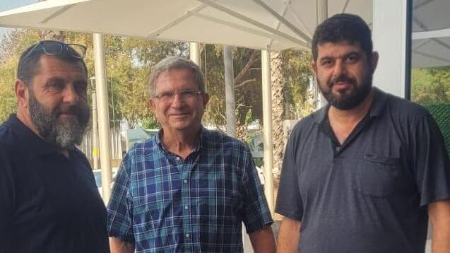 בולמש עם טיבי שאחראי על הביטחון ועם יוסי שאחראי על הביטחון במלון מדיטרה 