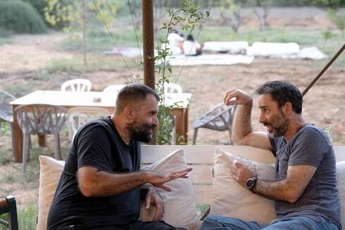 "לכל אחד יש סיפור מטורף שהוא מחזיק בתוכו". מימין: עומר בקרמן במרחב "אדמה טובה"