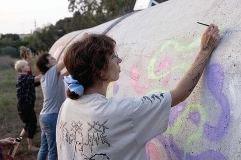 יש גם טיפול באמנות