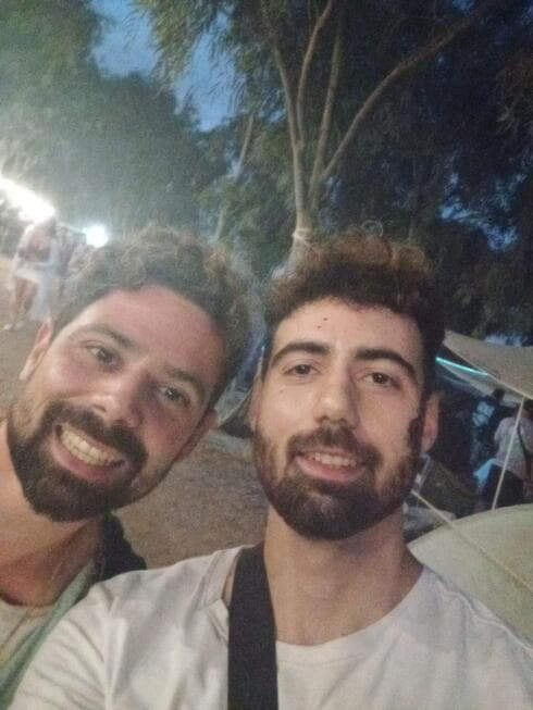 גיא דלאל ואחיו במסיבה