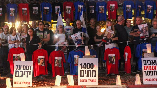 מפגינים בכיכר ספר עם חולצות ותמונות החטופים