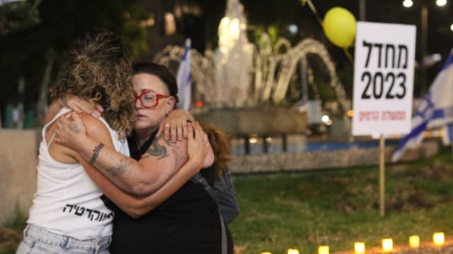 רותם פרחי וגלי עשת בזק במחאה בכיכר ספר