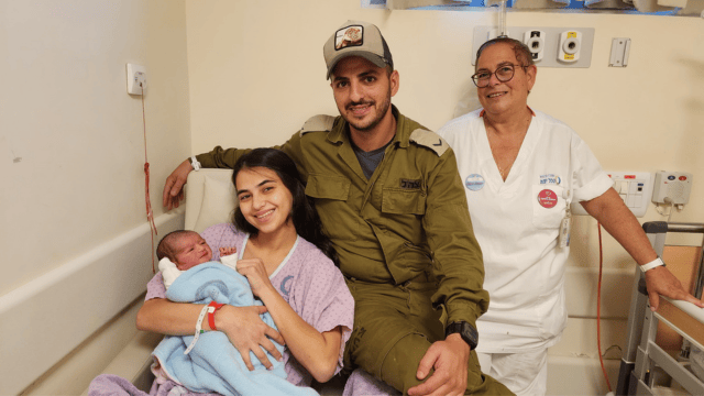 בחדר הלידה התרגשו לראות את האב מגיע עם מדים