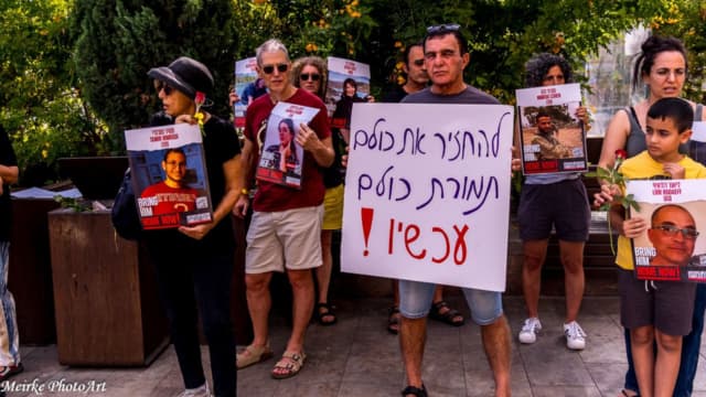 "בתופת כבר שלושה שבועות". המפגינים ברחובות