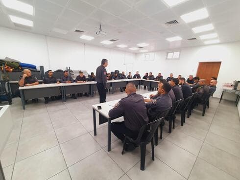 ישיבת הערכת המצב של לוחמי האש (צילום: כב"ה ראשל"צ) ישיבת הערכת המצב של לוחמי האש