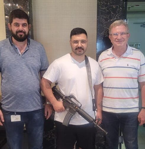 בולמש עם גיל מקרית שמונה (באמצע) ויוסי הקב"ט של מלון טרסות