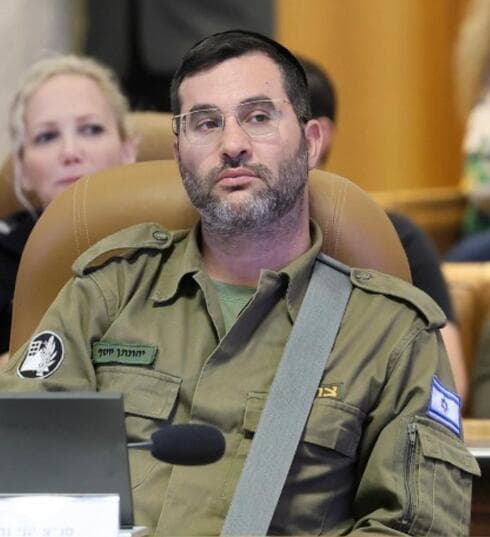 יונתן בן יוסף בישיבה עם המדים