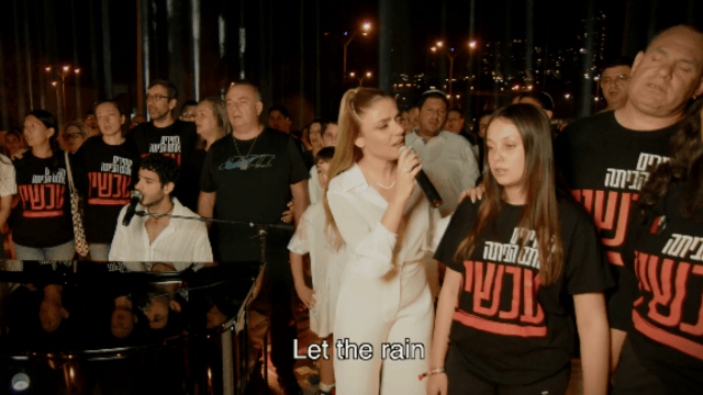 משפחות החטופים יחד עם שירי מימון ותמיר גרינברג (מתוך צילום השיר coming home) משפחות החטופים יחד עם שירי מימון ותמיר גרינברג