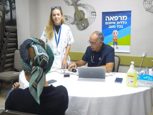ד"ר דוד ורד והאחות אורנה קול-גוטמן במרפאת כללית במלון נווה אילן (צילום: עזרי לזר) ד"ר דוד ורד והאחות אורנה קול-גוטמן במרפאת כללית במלון נווה אילן
