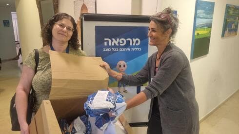 אספקת תרופות עלמרפאות המפונים בבתי מלון (צילום: דוברות כללית) אספקת תרופות עלמרפאות המפונים בבתי מלון