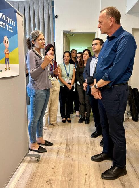 האלוף במיל' יוחנן לוקר בביקור במרפאת כללית במלון יערים עם ארז לוי מנהל המחוז (צילום: דוברות כללית) האלוף במיל' יוחנן לוקר בביקור במרפאת כללית במלון יערים עם ארז לוי מנהל המחוז