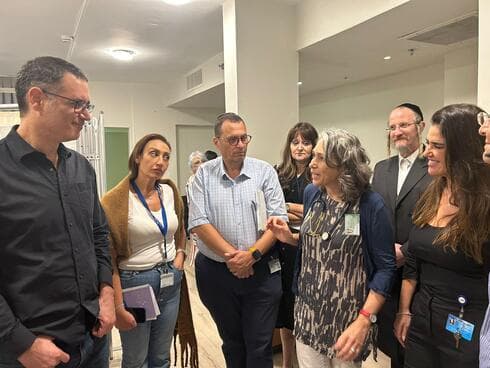 מנכ"ל משרד הבריאות משה בר סימן טוב בשיחה עם ד"ר איילת נבט במהלך הביקור במרפאת כללית במלון יערים (צילום: דוברות כללית) מנכ"ל משרד הבריאות משה בר סימן טוב בשיחה עם ד"ר איילת נבט במהלך הביקור במרפאת כללית במלון יערים