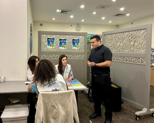 ארז לוי עם אחיות ממחוז דרום שהשתלבו במרפאת כללית במלון רמדה (צילום: דוברות כללית) ארז לוי עם אחיות ממחוז דרום שהשתלבו במרפאת כללית במלון רמדה