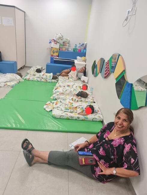 התינוקות ישנים צהריים בממ"ד במעון של נעמת