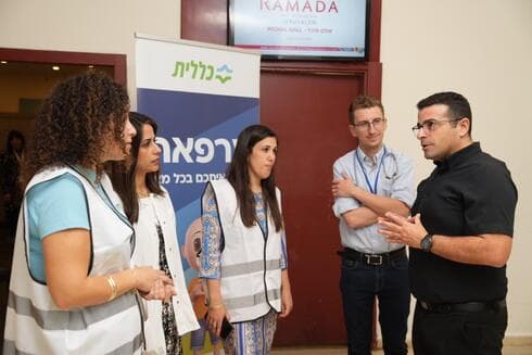 ארז לוי בתדרוך עם צוות רפואי ארז לוי בתדרוך עם צוות רפואי