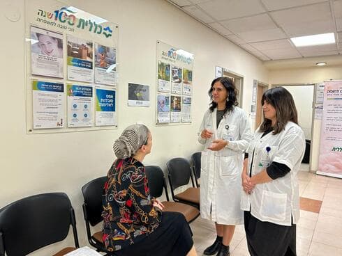 ד"ר רויטל דרעי מנהלת מרכז בריאות האישה של כללית בשערי צדק ונטלי שיין, מנהלת סיעוד עם מפונים (צילום: דוברות כללית) ד"ר רויטל דרעי מנהלת מרכז בריאות האישה של כללית בשערי צדק ונטלי שיין, מנהלת סיעוד עם מפונים