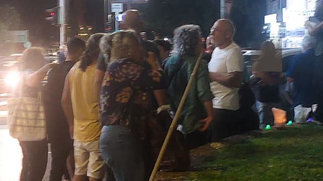 יוסי דישון (בחולצה לבנה) באירוע התקיפה בכיכר ספר