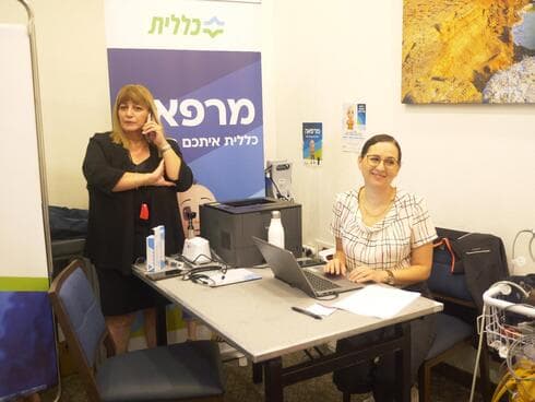 מרפאת כללית במלון רמדה. מימין ד"ר קרן נחום ואורה עוזרי (צילום: עזרי לזר) מרפאת כללית במלון רמדה. מימין ד"ר קרן נחום ואורה עוזרי