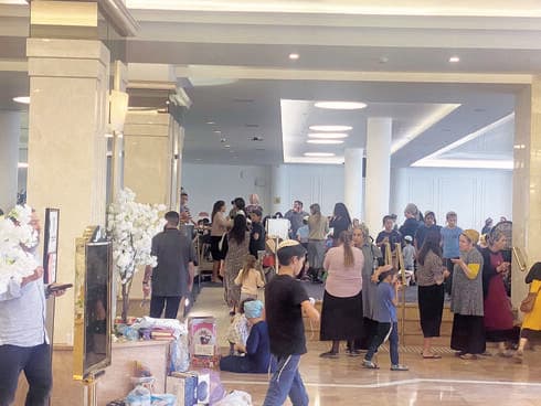 מפונים באחד מבתי המלון בעיר בתחילת המלחמה מפונים באחד מבתי המלון בעיר בתחילת המלחמה