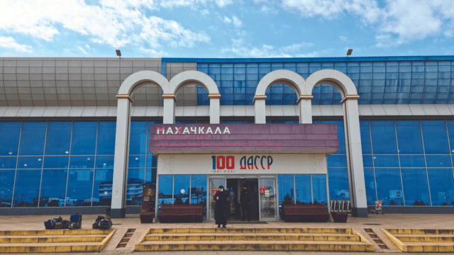 שדה התעופה במחצ'קאלה. לבייב טוען כי את המהומות ביצע מיעוט קולני
