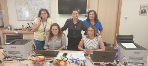 מנהלת מחלקת הרווחה של המועצה שרית תאנה עם נציגי ביטוח לאומי עבור טיפול בתושבי נחל עוז (צילום: פרטי) מנהלת מחלקת הרווחה של המועצה שרית תאנה עם נציגי ביטוח לאומי עבור טיפול בתושבי נחל עוז