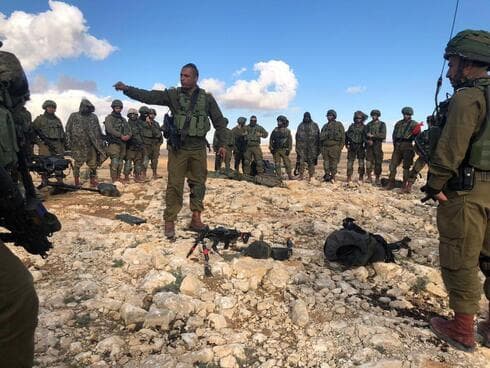 סא"ל איתמר עם הכוחות בשטחי האימוינם