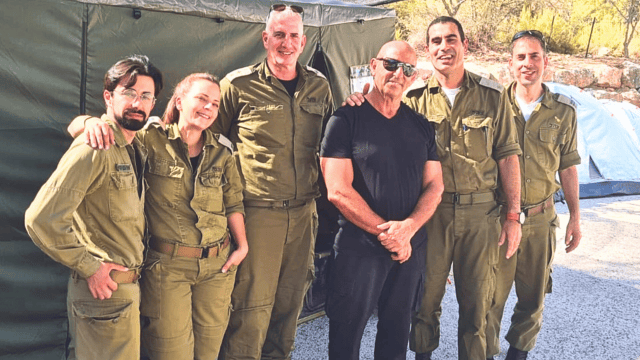 צביקה ברבי וחיילים שקיבלו חבילות