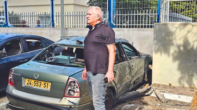 נסע לסייע לתושבי הדרום. אביהו האן ליד רכב שנפגע