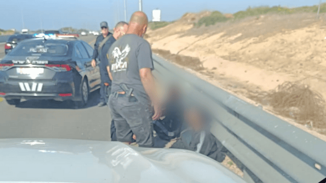 כשהתושב קרא, הם התרחקו לכיוון הדיונות