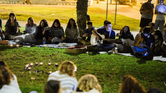 הסטודנטים בערב השירה. שירים לזכר הנופלים, הנרצחים, והחטופים 