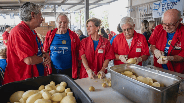 המתנדבים בקיסריה. 2,000 מנות ביום