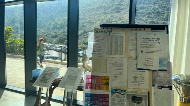 הכל השתנה. לוח המודעות בלובי המלון