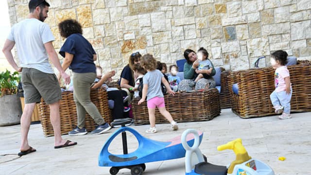 את השקט והשלווה החליפו קולות ילדים. חצר המלון