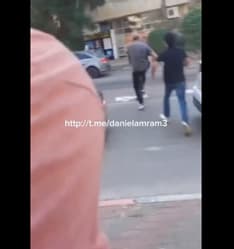 תקיפת נהג המונית (צילום מתוך סרטון מהעמוד של דניאל עמרם ברשת X לפי סעיף 27 א' לחוק זכויות יוצרים) תקיפת נהג המונית
