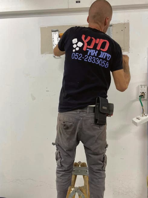 "אני אוהב לתרום". מינץ בפעולה (צילום: פרטי) "אני אוהב לתרום". מינץ בפעולה