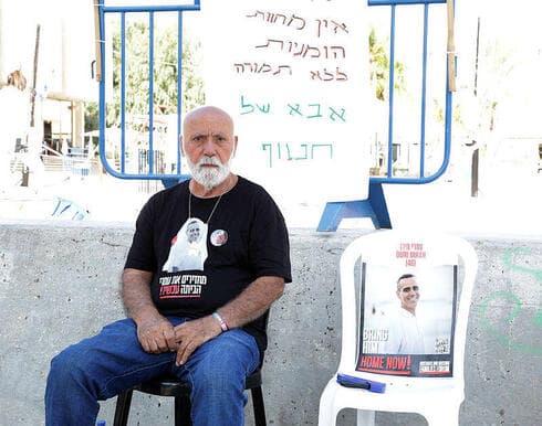 דני מירן מפגין בתל אביב. "אין לי זמן לכעוס"
