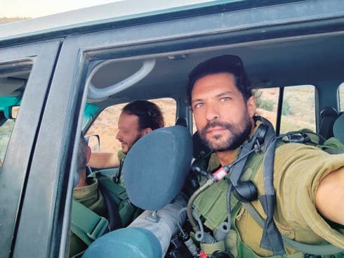 אלחנן טוויטו בג'יפ צבאי