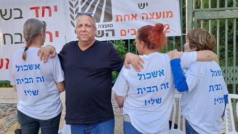 גדי ירקוני בהפגנה בירושלים. תושבי הקיבוצים הצטרפו לראש המועצה