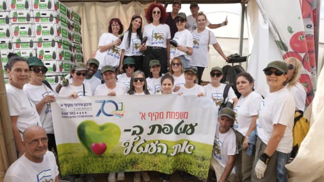 המורים במהלך הקטיף. "הרגשנו שתרמנו גם אנחנו לטובת יישובי העוטף"