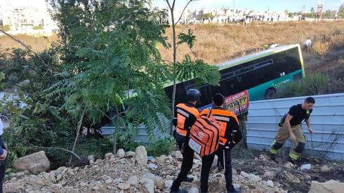 כוחות ההצלה מעניקים במקום טיפול רפואי ראשוני