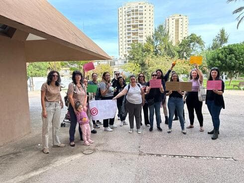 הפגנת ההורים של תלמידי בית ספר "רביבים"