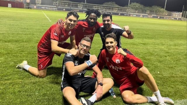 ספר, פוקו ולופס עם מאמן הכושר מיכאל ברוש ועזור המאמן דויד סמנגו באימון (צילום באדיבות מיכאל ברוש) ספר, פאקו ולופס עם מאמן הכושר מיכאל ברוש ועזור המאמן דויד סמנגו באימון