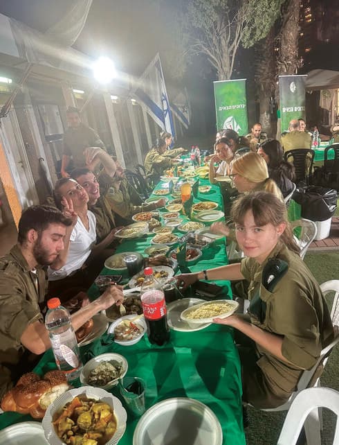 חיילים נהנים ממשלוח המזון