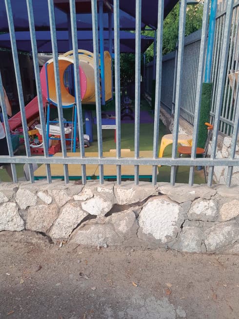 סדקים עמוקים. החומה בסמוך לגן הילדים 